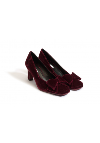 Burgundy pumps with a bow
