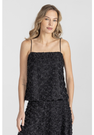 Czarny top na cienkich ramiączkach