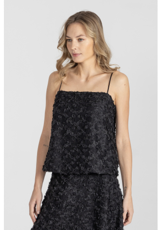 Czarny top na cienkich ramiączkach