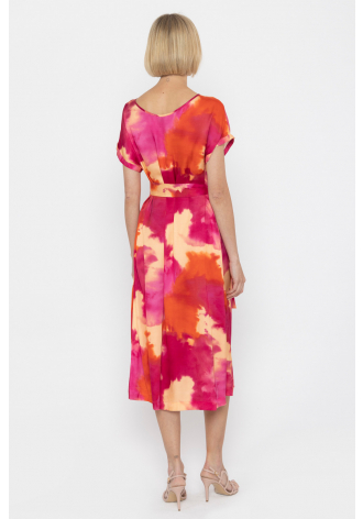 Sukienka w kolorowy print z wiązaniem w talii