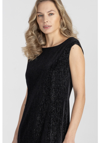 Sukienka w kolorze czarnym z mieniącej się tkaniny