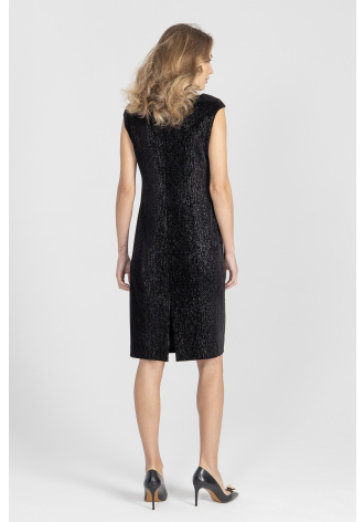 Sukienka w kolorze czarnym z mieniącej się tkaniny