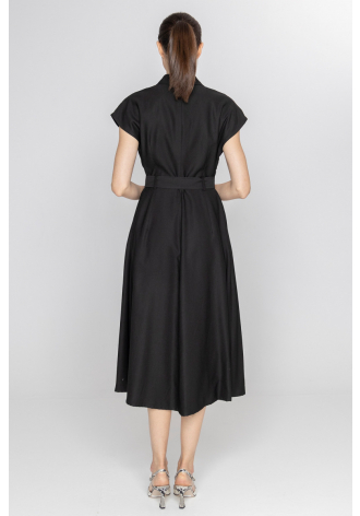 Czarna sukienka z krótkim rękawem z wiązaniem w pasie
