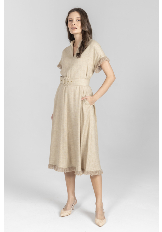 Biznesowa sukienka z rozmodelowanym dołem