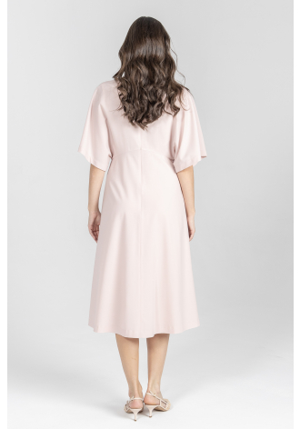 Różowa sukienka z szerokim rękawem