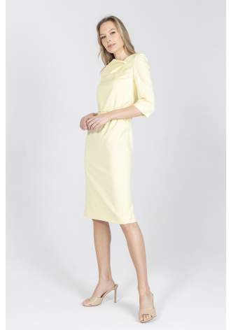 Koktajlowa sukienka w kolorze pastelowej żółci