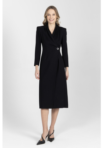 Czarna elegancka sukienka w konwencji płaszcza