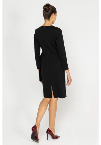  Elegant black dress with decorative buckle