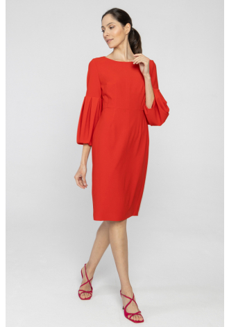 Czerwona prosta sukienka ze spektakularnymi rękawami