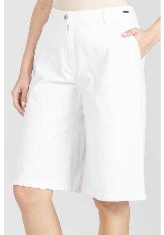 Białe krótkie spodnie