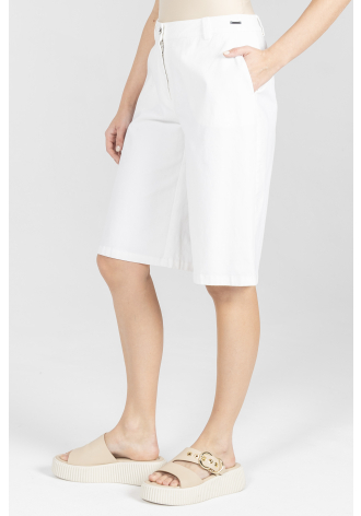Białe krótkie spodnie