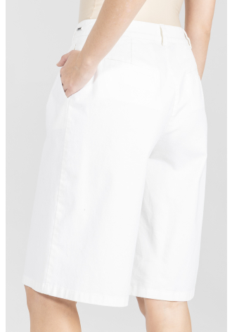 Białe krótkie spodnie