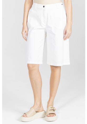 Białe krótkie spodnie
