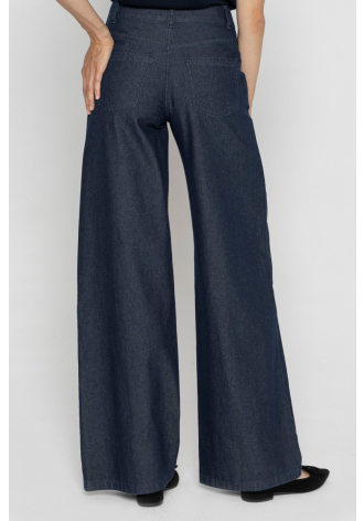 Modern wide-leg jeans 