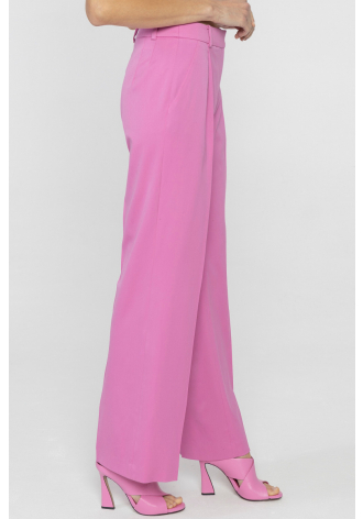 Różowe eleganckie spodnie z szeroką nogawką