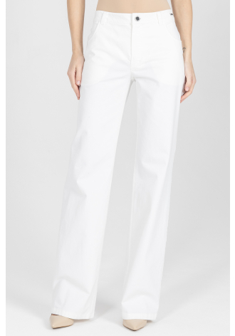 Białe spodnie z prostą nogawką