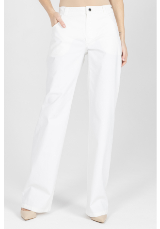 Białe spodnie z prostą nogawką