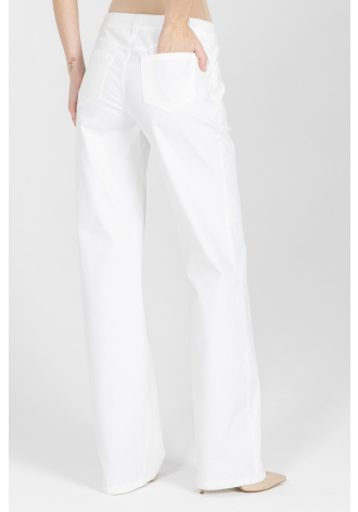 Białe spodnie z prostą nogawką