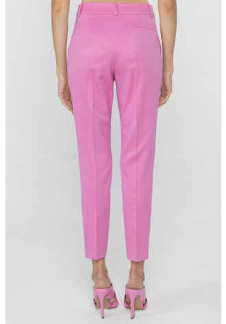 Różowe eleganckie spodnie z wąską nogawką