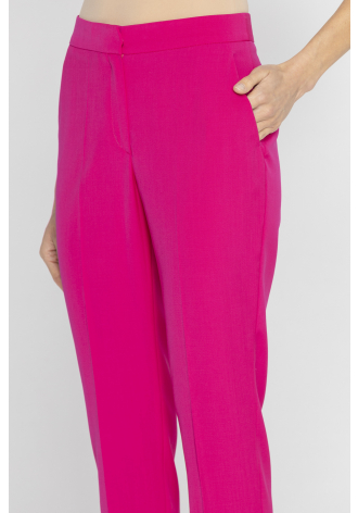 Elegante Hose mit schmalem Bein in einem Magenta-Ton