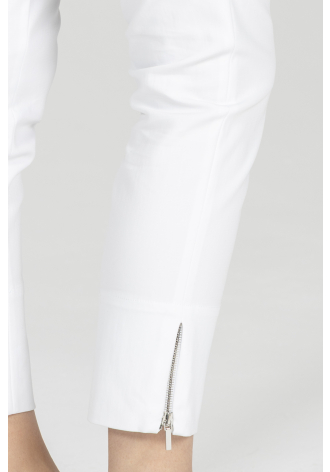 Białe spodnie z wąską nogawką