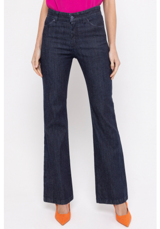 Granatowe jeansy z rozszerzanym dołem