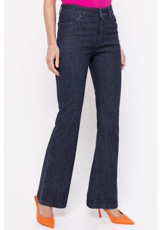 Granatowe jeansy z rozszerzanym dołem