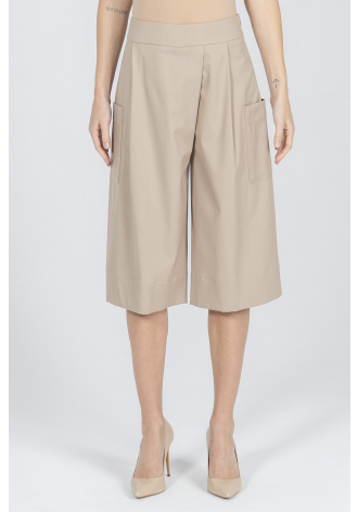 Krótkie spodenki w kolorze beżowym