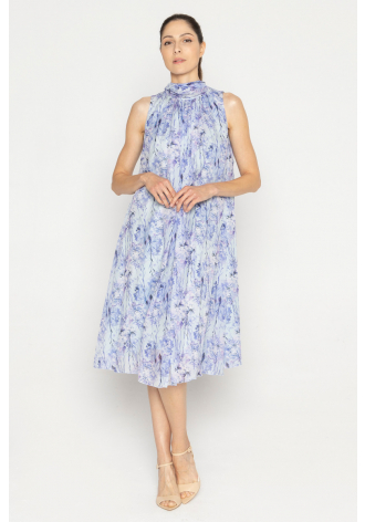 Lekka rozkloszowana sukienka z niebieskim drukiem