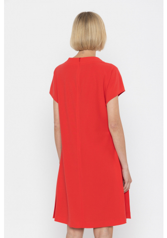 Czerwona sukienka z plisowaniem po bokach