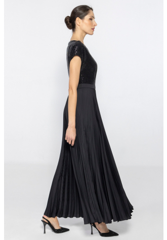Czarna elegancka suknia z plisowanym dołem