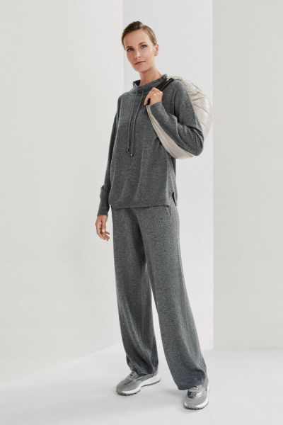 Wide sports trousers dedicated to the sweater with a sweatshirt look 