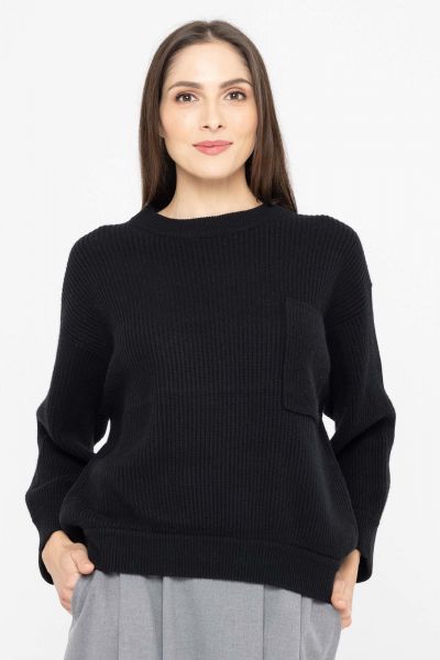 Czarny sweter z kieszonką