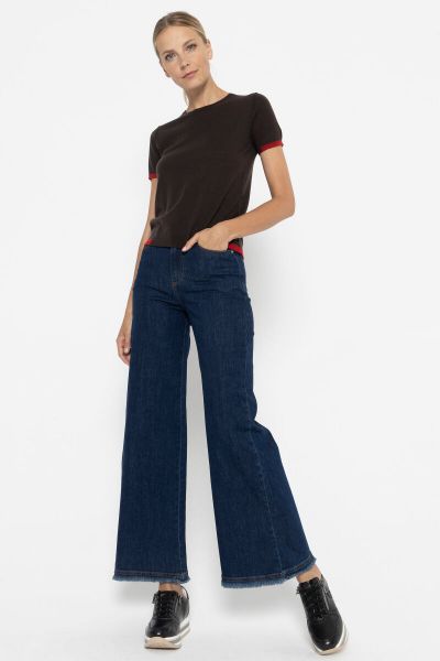 Jeansy z wysokim stanem, szerokimi nogawkami zakończonymi strzępieniem
