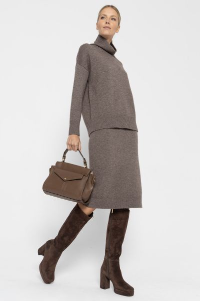 Brown close-fitting knitted skirt