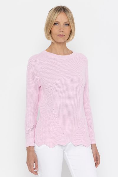 Różowy sweter z fantazyjnie wykończonym dołem