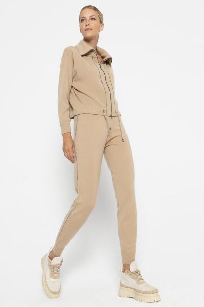 Camel trousers with a tracksuit look that can be complemented with a sweatshirt
