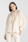 Elegante Bluse mit Schleife um den Hals