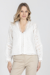 Biała bluzka wykończona koronką