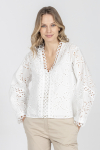 Biała bluzka wykończona koronką