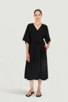 Schwarzes Kleid mit weiten Ärmeln