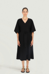 Schwarzes Kleid mit weiten Ärmeln