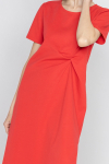 Czerwona sukienka z ozdobnym rozcięciem po boku