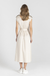 Beigefarbenes Kleid mit V-Ausschnitt