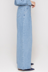 Niebieskie jeansy z szeroką nogawką