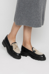  Black moccasins with beige fur 