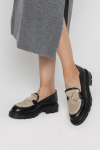  Black moccasins with beige fur 