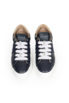 Granatowe sneakersy na białej podeszwie