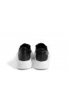 Czarne sneakersy na białej podeszwie