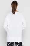 Biały długi sweter z naszytymi cekinami na kieszeniach